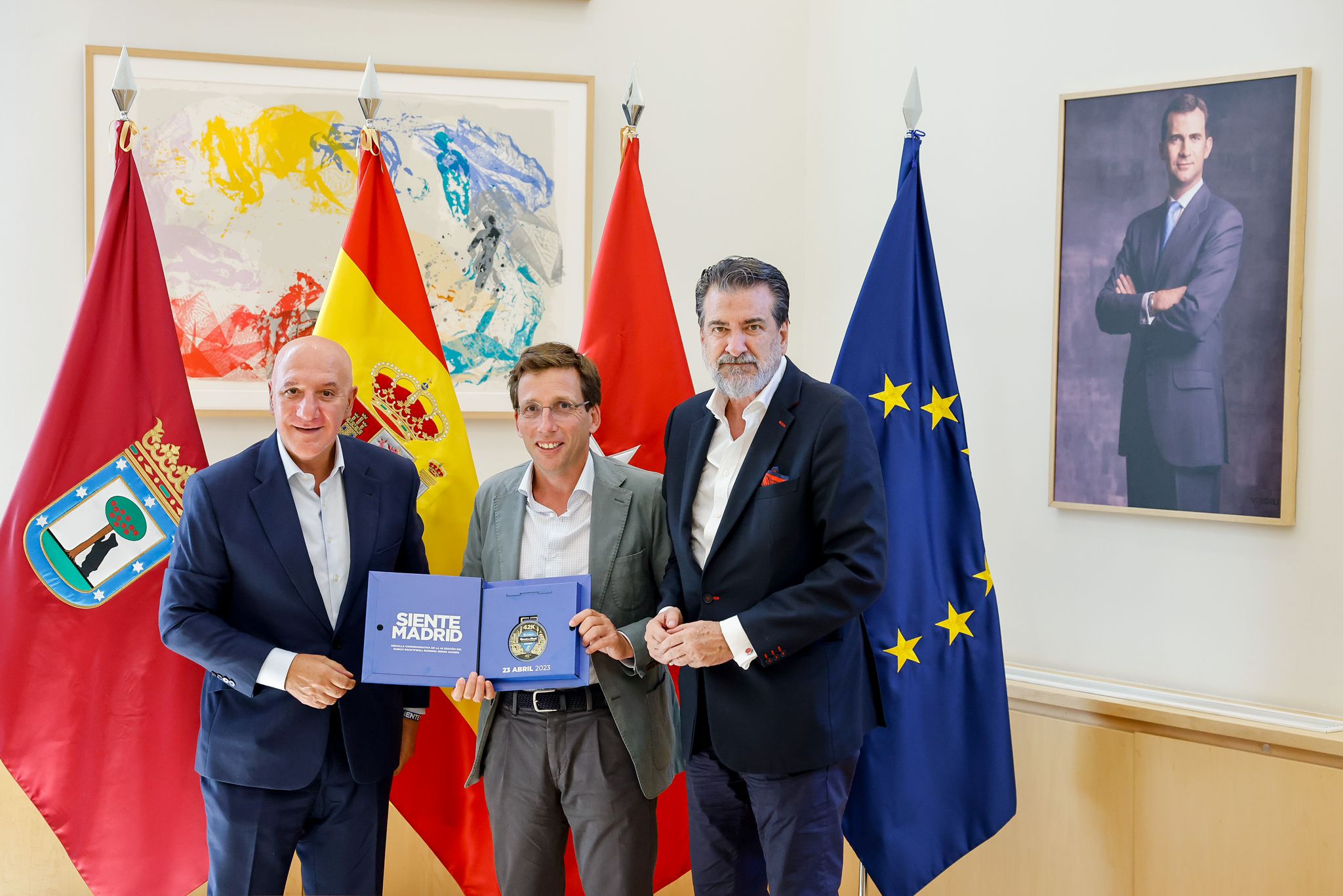 MAPOMA entrega al alcalde de Madrid, José Luis Martínez Almeida, la medalla conmemorativa de RNRMadrid 2023